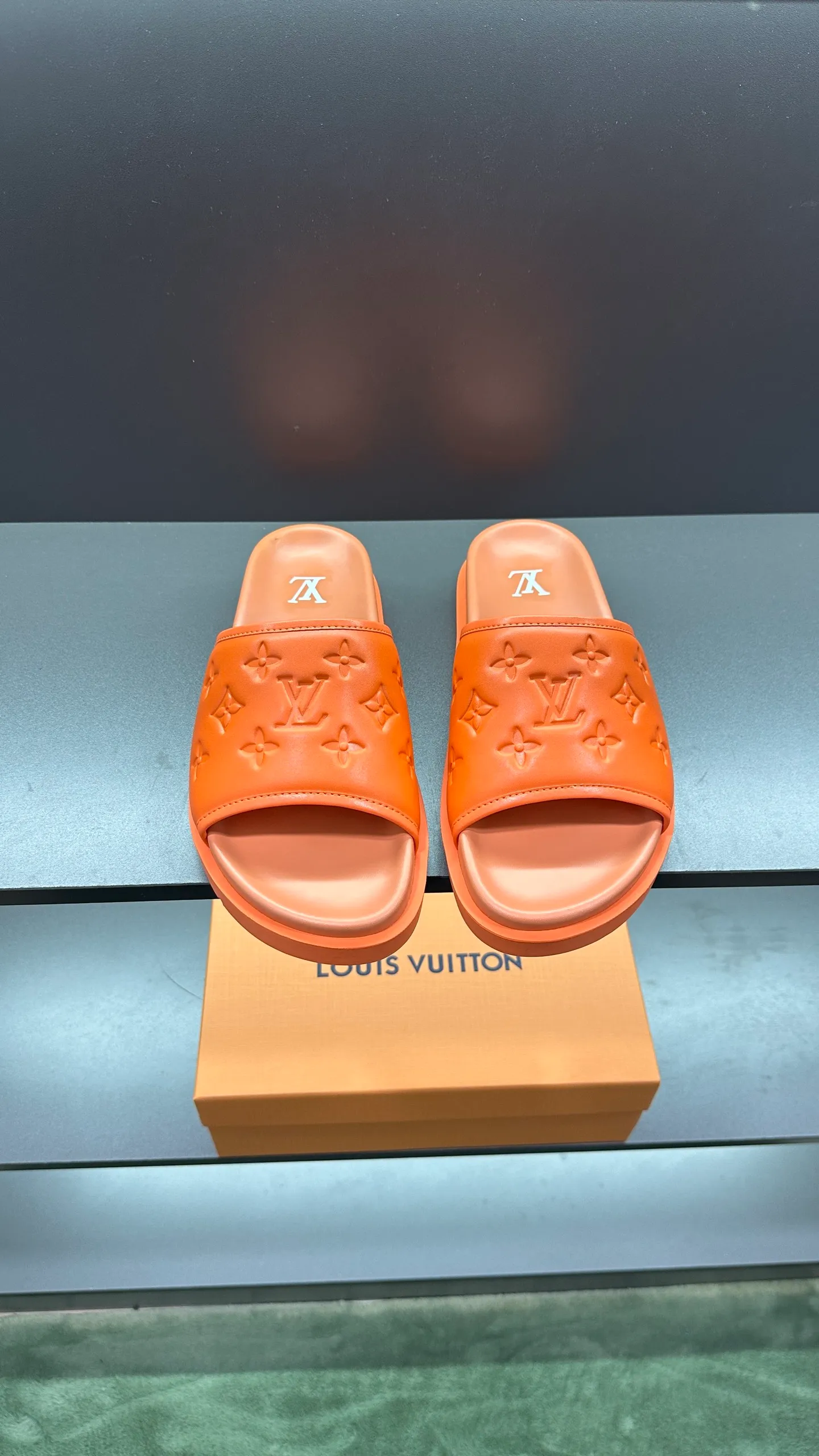 [L Home] P: 300💰Size: 38-45 Top purchasing lv men's summer slippers, classic presbyopia with soft real leather lining, unique color splicing effect, distinctive personality, fashionable and trendy essential style, light and comfortable. Lightweight and tough rubber insole, micro ridged foam outsole, super comfortable!